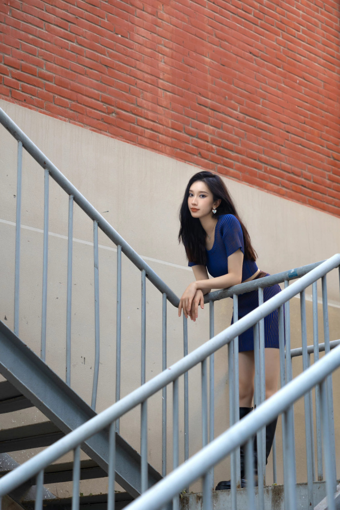 刘令姿发布秋日随拍 连衣裙衬托绝佳身材