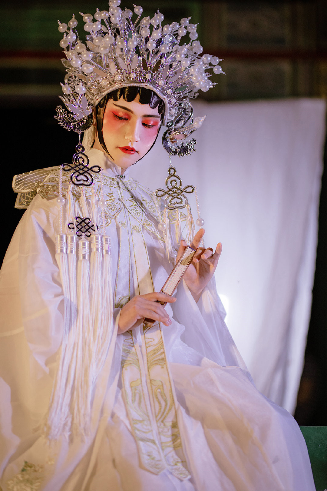 戏袍程蝶衣,头戴凤冠手捻兰花,是男儿郎还是女娇娥