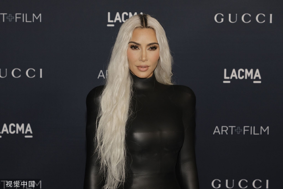 组图:卡戴珊紧身皮裙出席活动 一头白发时尚