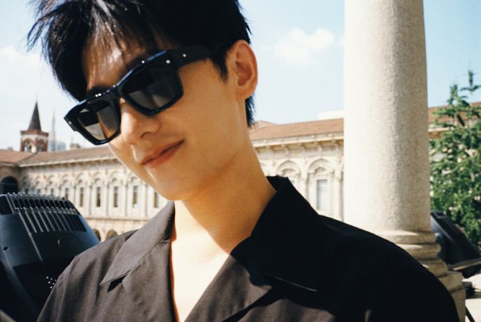 组图:杨洋晒端午营业照惬意帅气 牛仔风外套搭墨镜酷拽十足