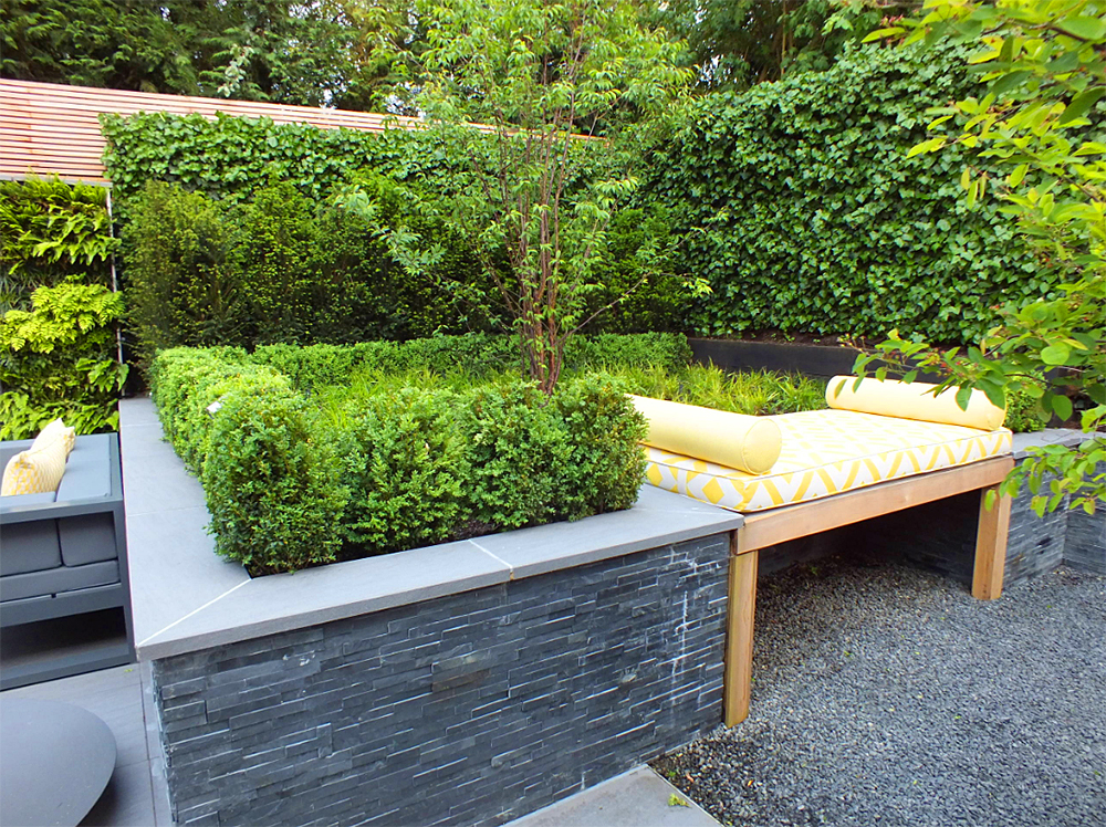 庭院设计:用灰石板铺地,用植物做围墙的花园