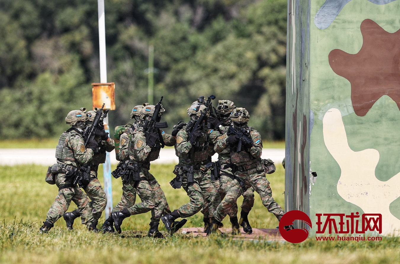 「长春航空展」空降兵携新装备进行空中突击反恐营救行动演示