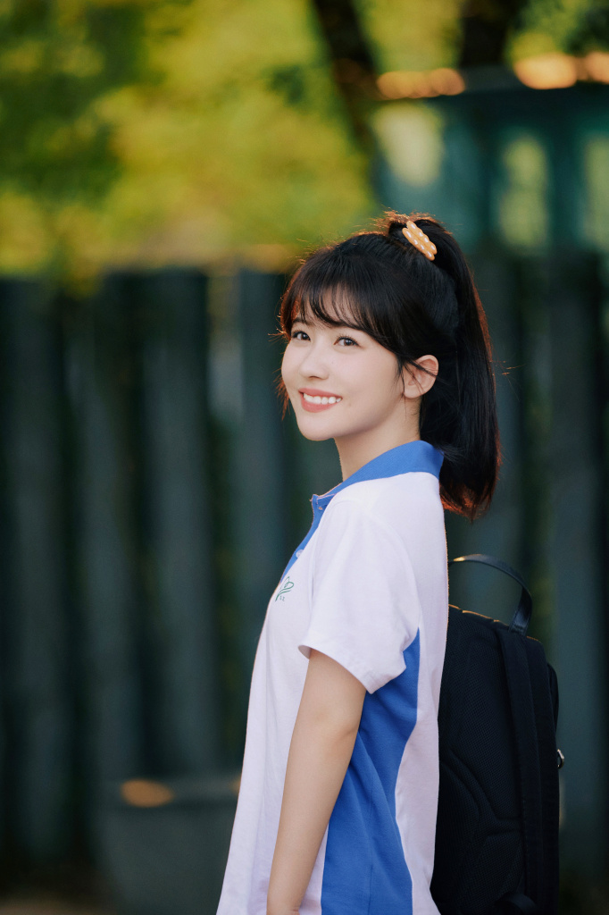 赖美云校服风清新写真释出 高扎马尾露齿粲笑美如初恋