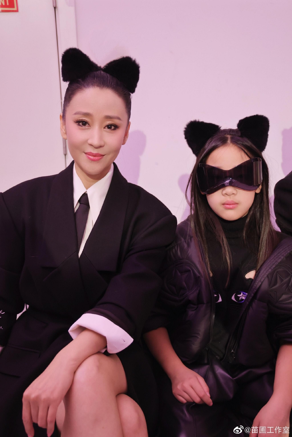 组图:苗圃带女儿初登秀台 母女俩造型时髦酷劲十足