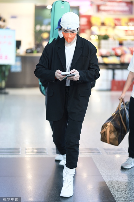 组图:萧敬腾从成都双流机场出发 穿西装戴棒球帽混搭时尚