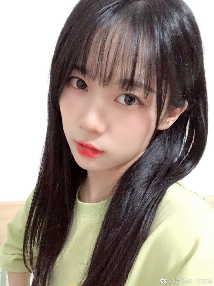 美女艺人龙亦瑞迷人美照欣赏真好看