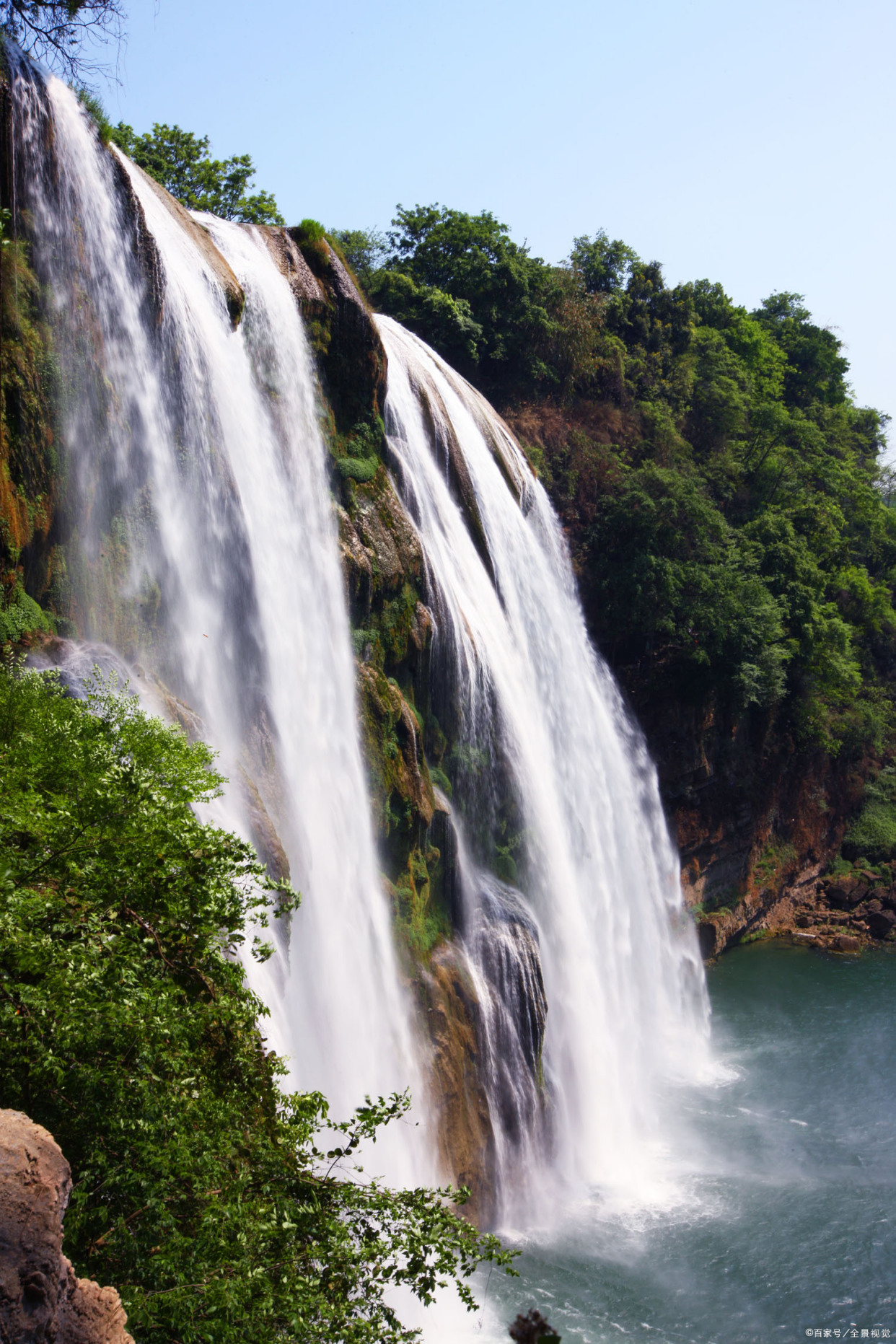 山顶瀑布"飞流直下三千尺,疑是银河落九天"——唐代:李白