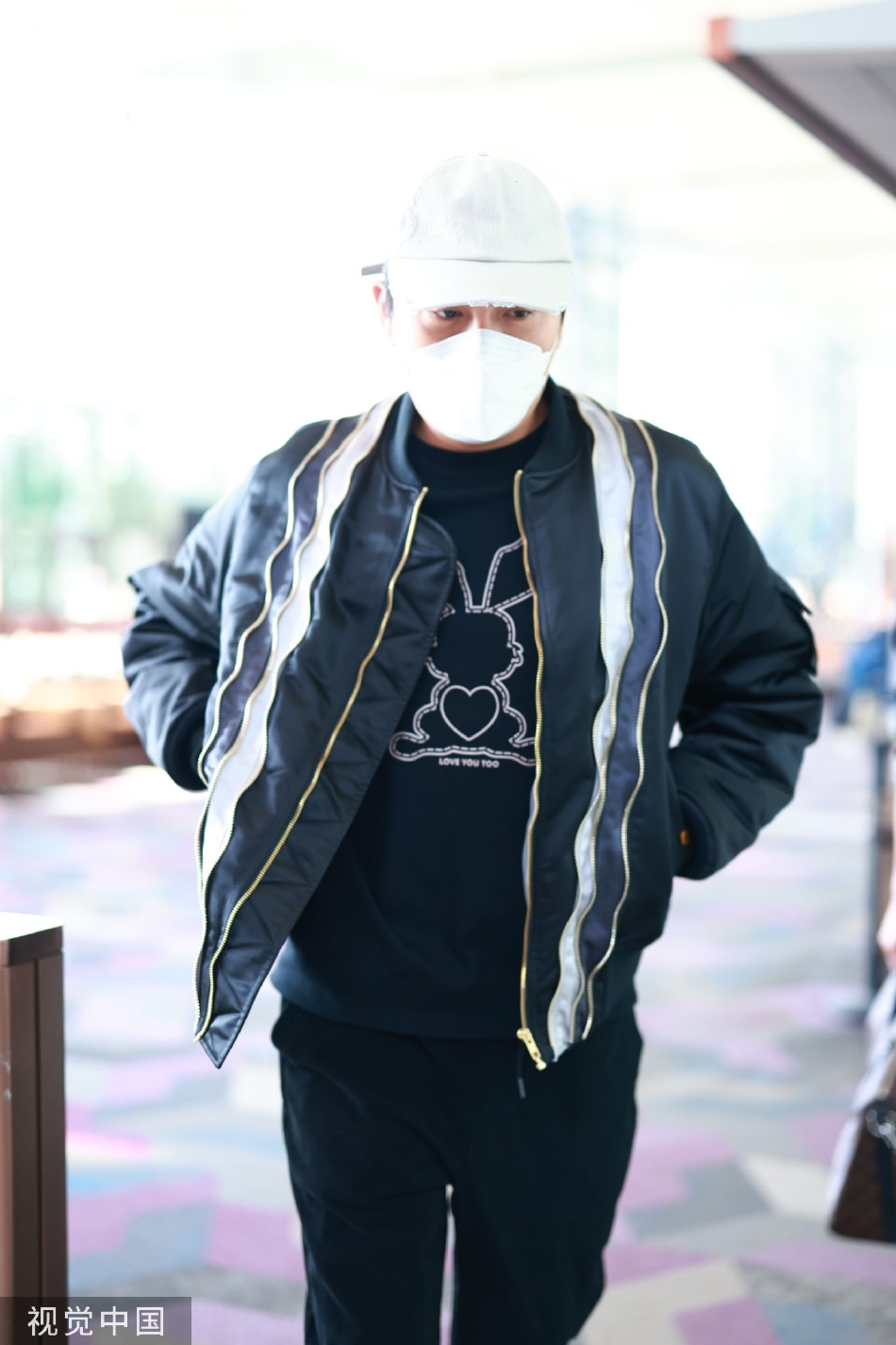 组图:秦昊波浪纹黑外套现身机场 米色棒球帽休闲帅气