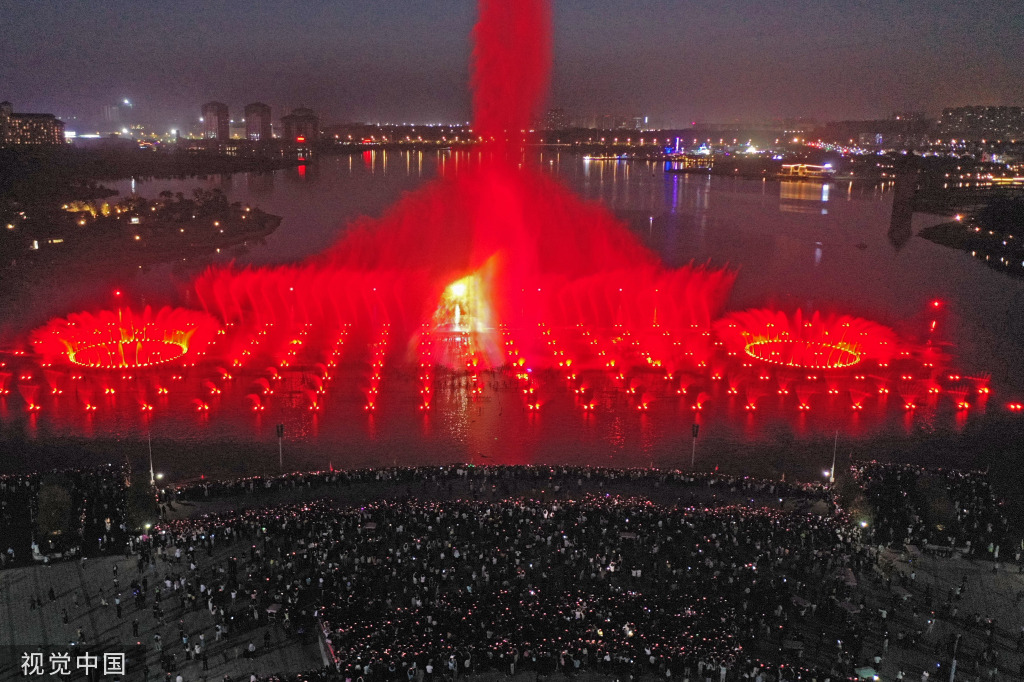 南昌:九龍湖公園光影水秀表演人氣十足