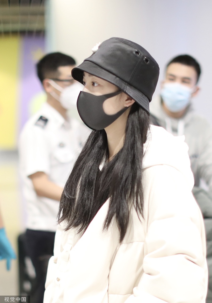 组图:邓恩熙素颜亮相机场 戴渔夫帽穿羽绒服休闲十足