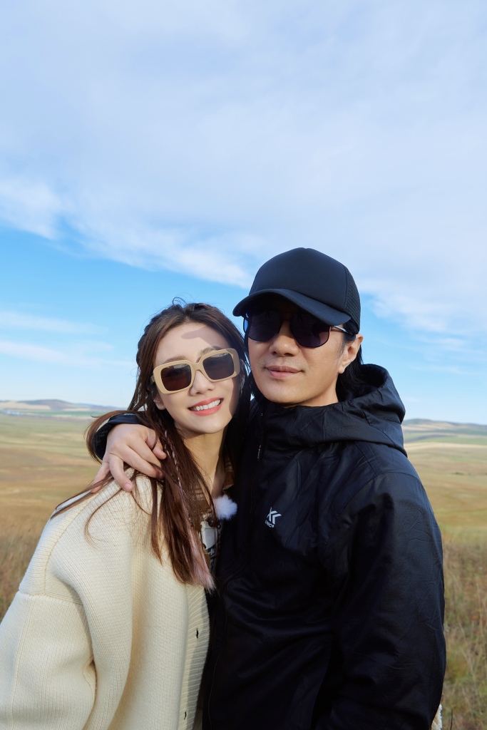 刘芸,郑钧夫妇《妻子的浪漫旅行》录制写真 两人甜蜜又开心