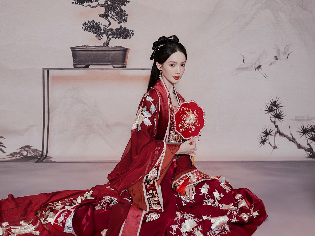 金晨古装造型亮相浙江卫视跨年 芊芊玉手执扇红袖添香