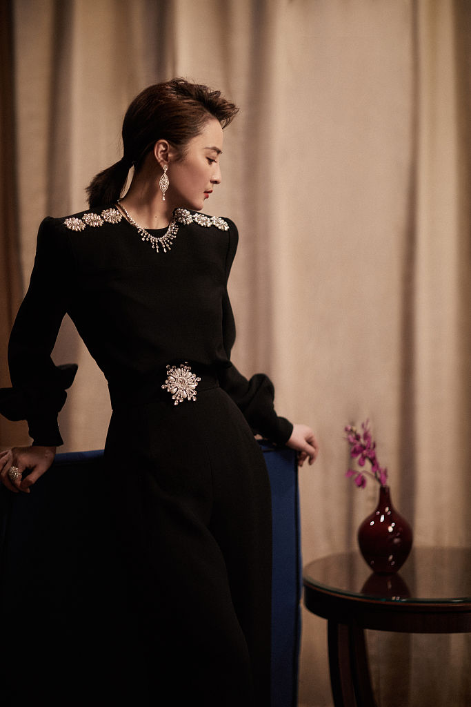 蒋勤勤身着黑色套装亮相搜狐时尚盛典 金属配饰凸显高雅女人味