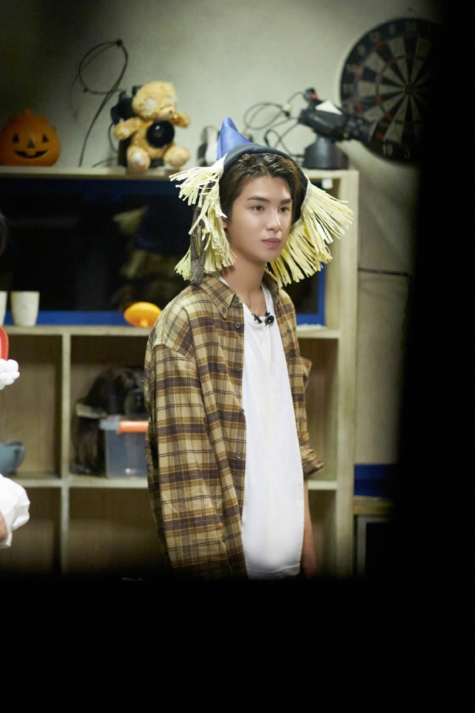 组图:黄明昊密逃多造型 头戴沙雕帽子可爱蓝西装上演湿身诱惑