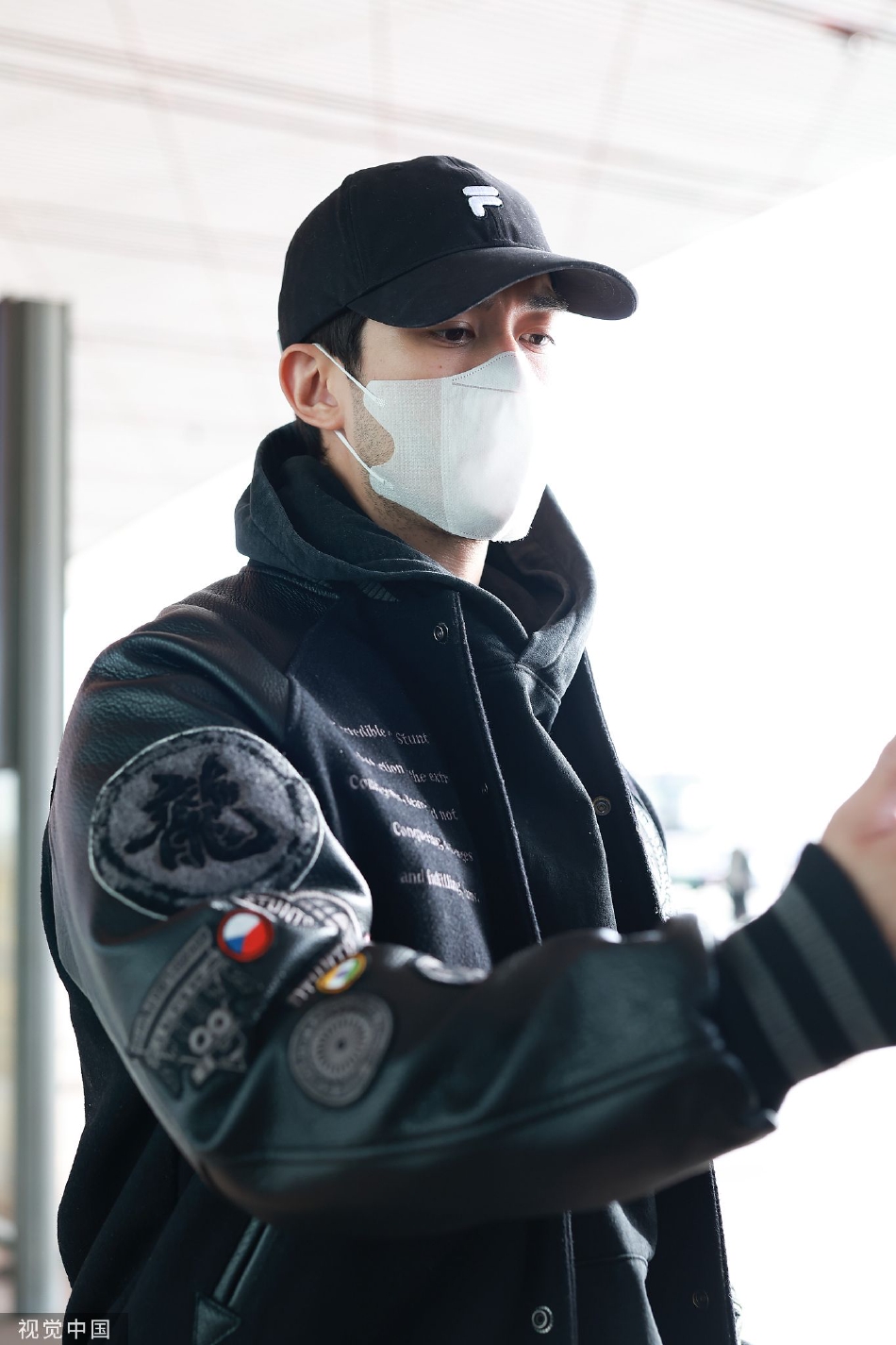 组图:李治廷穿休闲卫衣现身机场 搭配复古夹克清爽又阳光