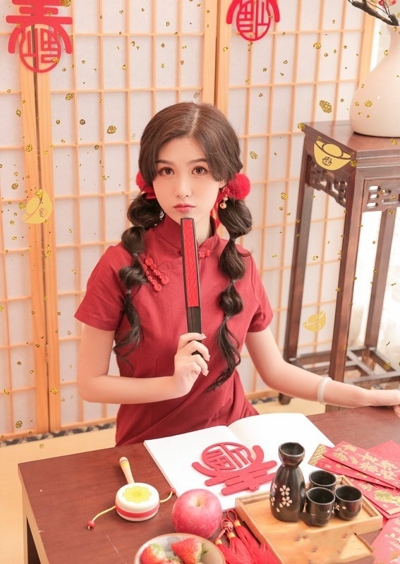 红红火火过新年啦,时尚美女模特甜甜的喜庆穿搭完美呈现春节气氛