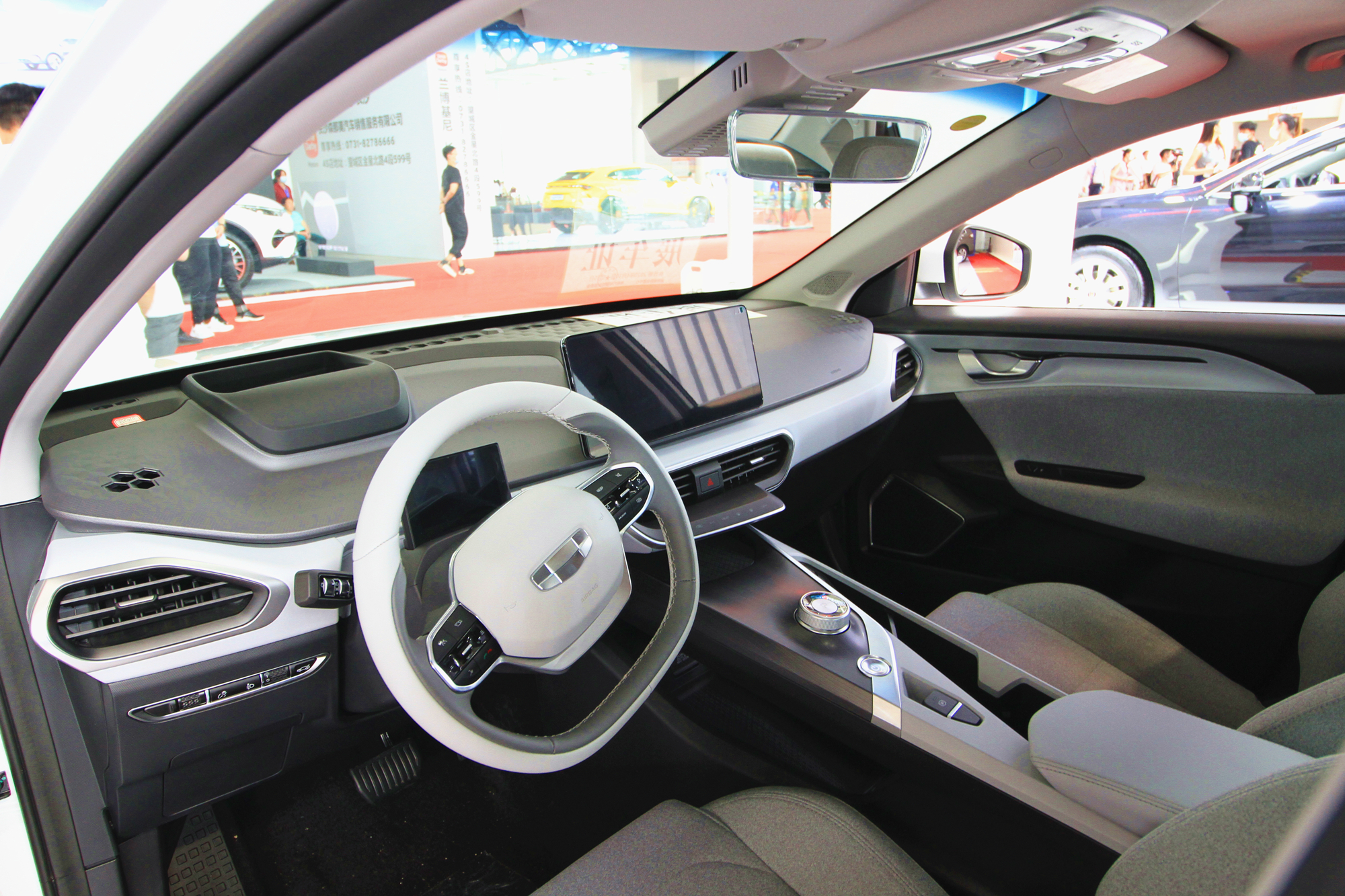 外观科幻内饰个性 最高续航里程500km 15万的几何a值得入手吗?