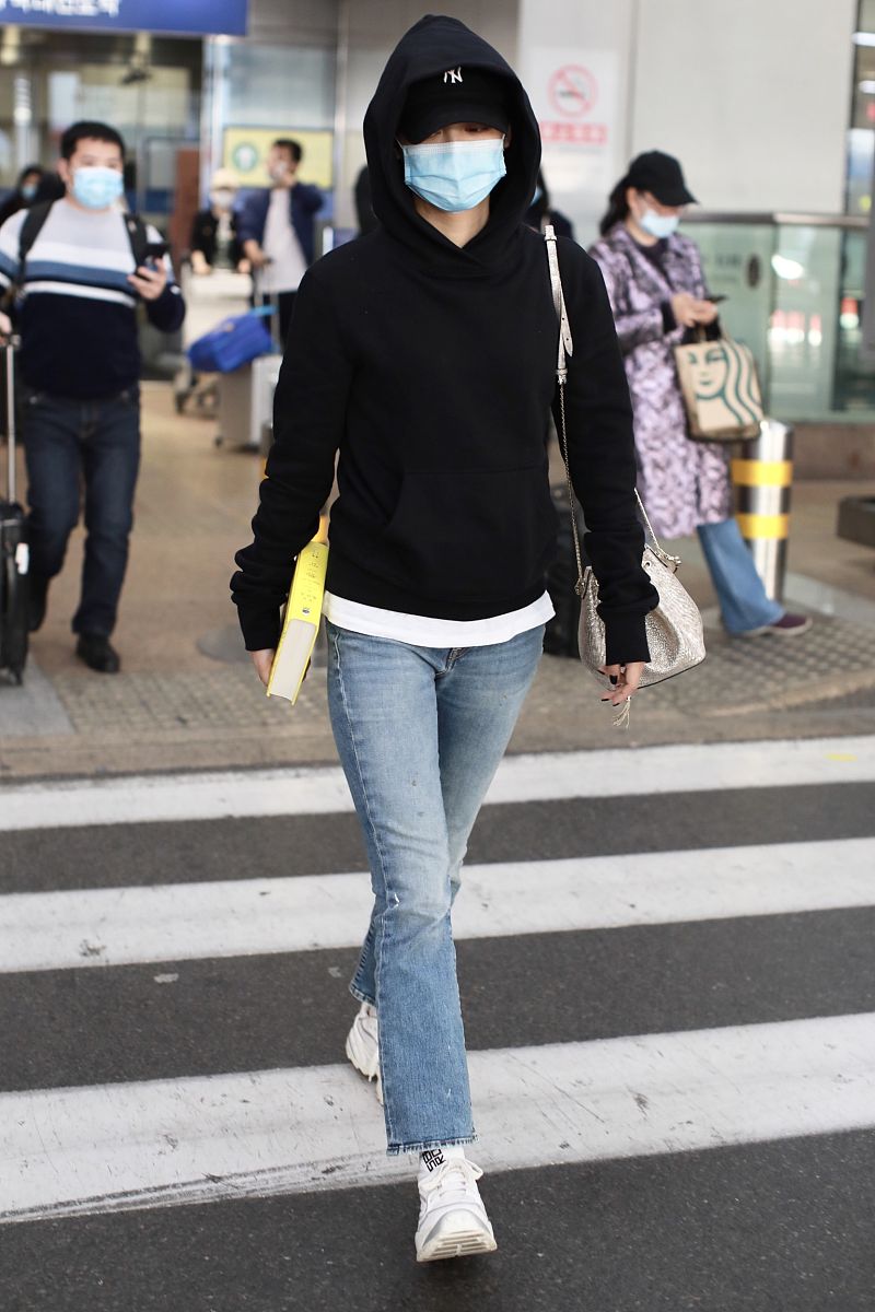 辛芷蕾街拍:黑色帽衫搭配牛仔裤简约舒适