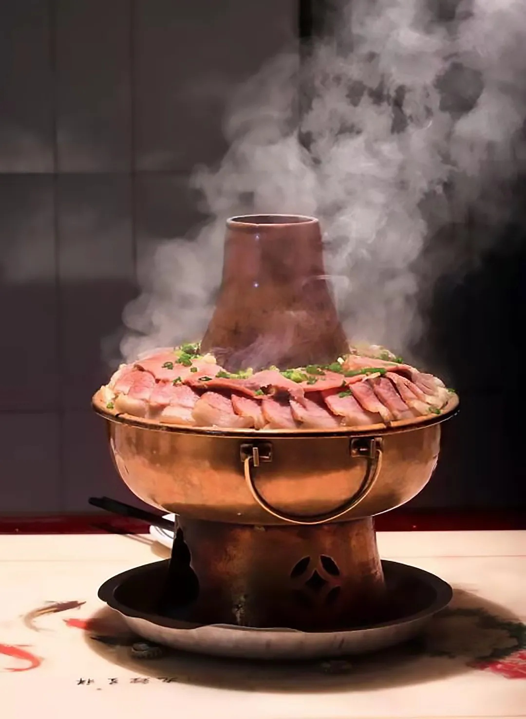 西充铜火锅:炉炭火烧窗白,腊肉香满街巷外