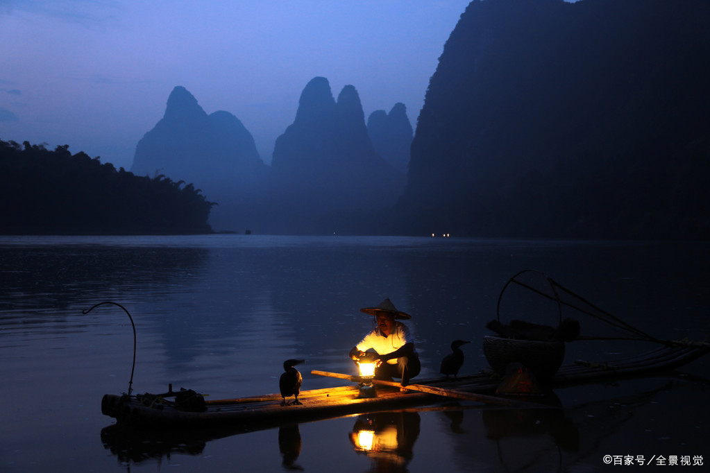 江中渔火"月黑见渔灯,孤光一点萤"