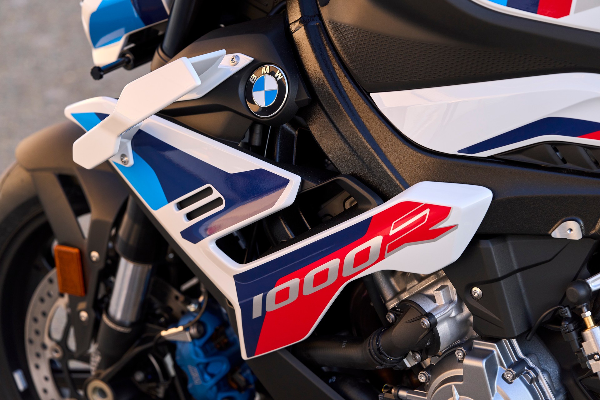 高清宝马机车,bmw m1000rr公路赛摩托!