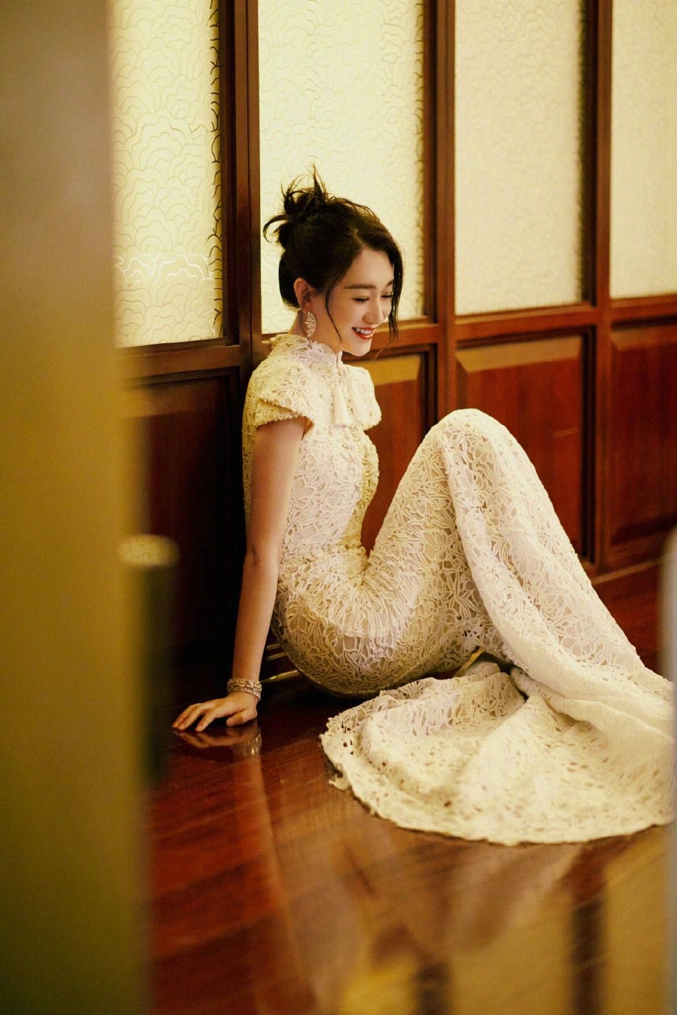 组图:李小冉穿白色蕾丝鱼尾裙 曼妙身材一览无余