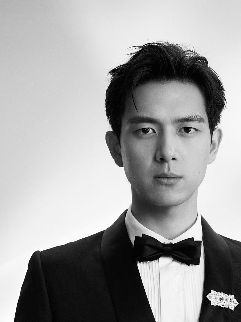 李现天台城市大片极具电影感 黑白影绰间眉目优越苏感爆棚