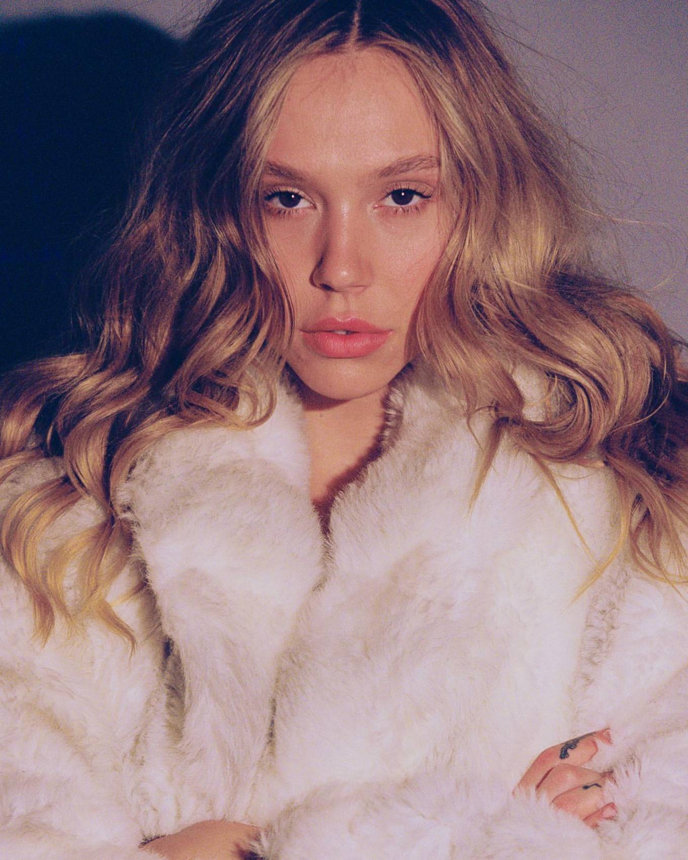 美国嫩模alexis ren,复古写真照,曲线凹凸,双唇性感