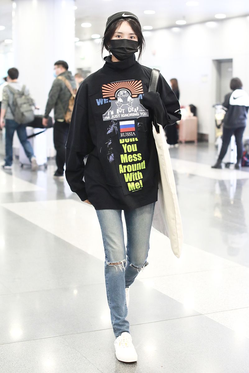 王紫璇街拍:字母拼贴卫衣破洞牛仔裤 巨型帆布包休闲低调