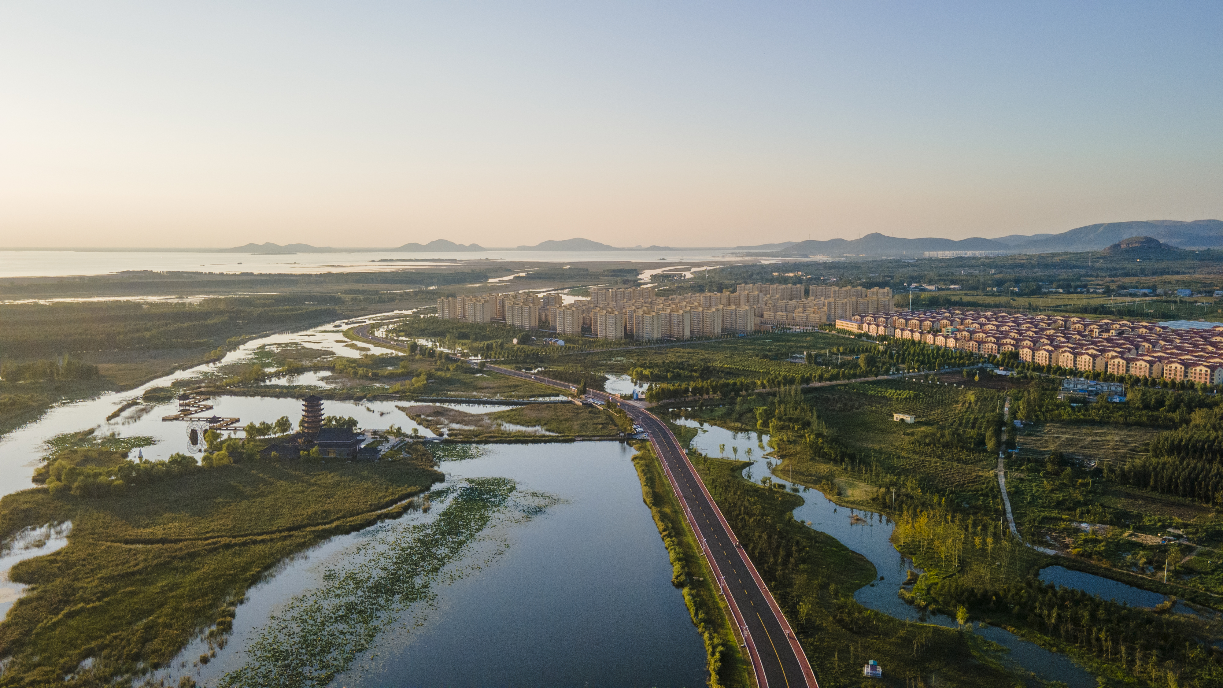 航拍东平湖滨湖大道,滨湖湿地公园,老湖镇凤凰社区,水泊社区