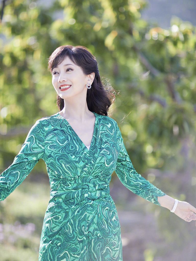 "不老女神"赵雅芝夏日写真曝光 着深v绿裙气质明媚
