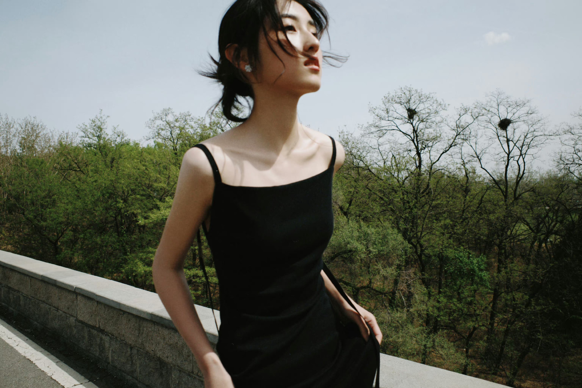 张子枫亮相北影节造型,黑色极简礼服,搭配帆布鞋,随性又自在