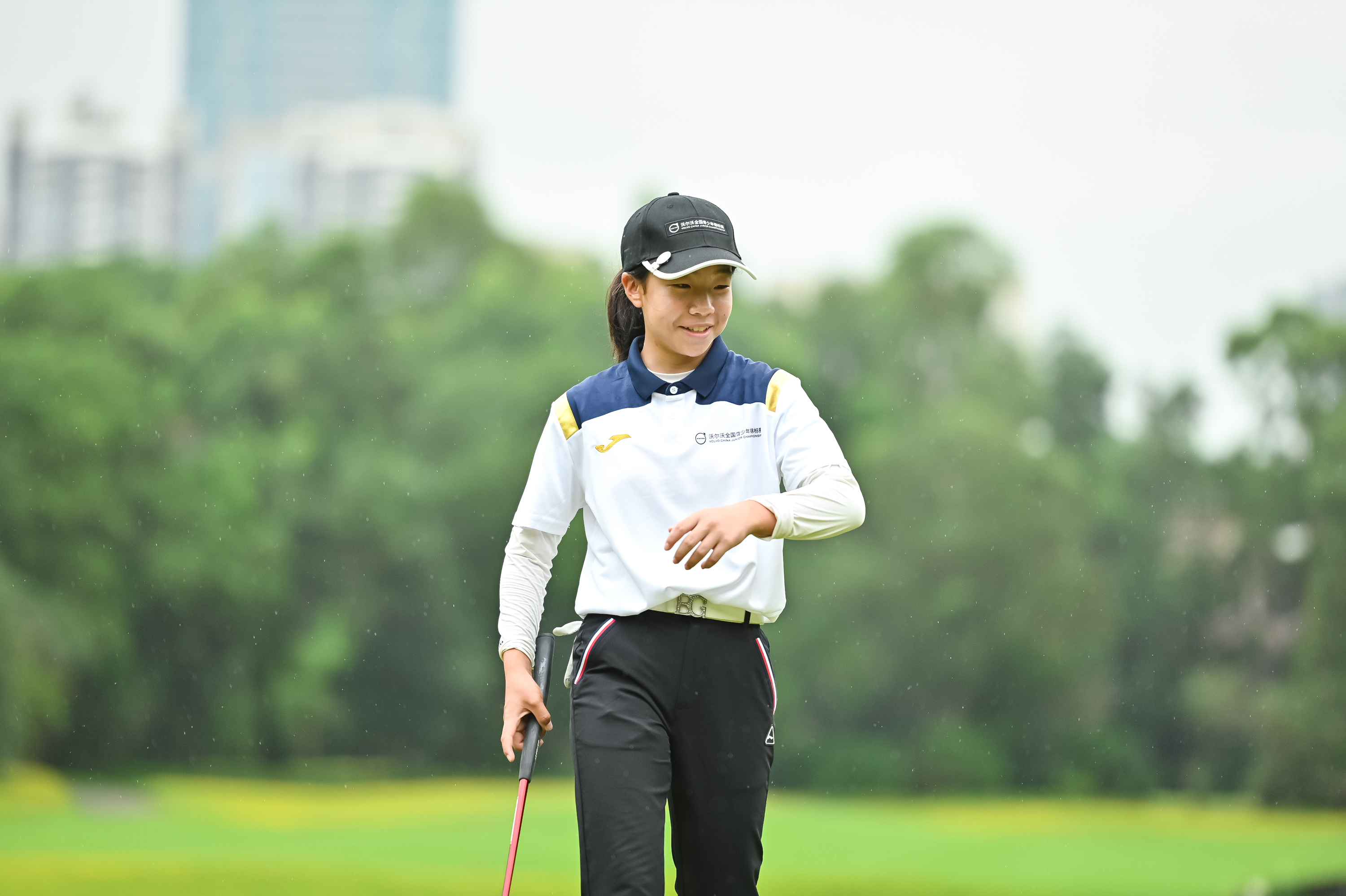 冠军风采!刘国梁女儿刘宇婕夺得全国青少年高尔夫球挑战赛冠军