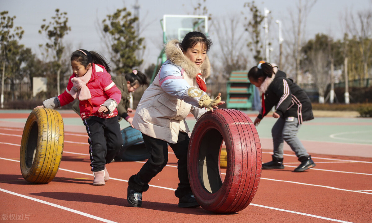 江苏淮安,小学生滚轮胎比赛