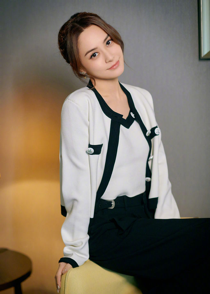 钟欣潼小香风写真精致酷飒 黑白look诠释别样风采