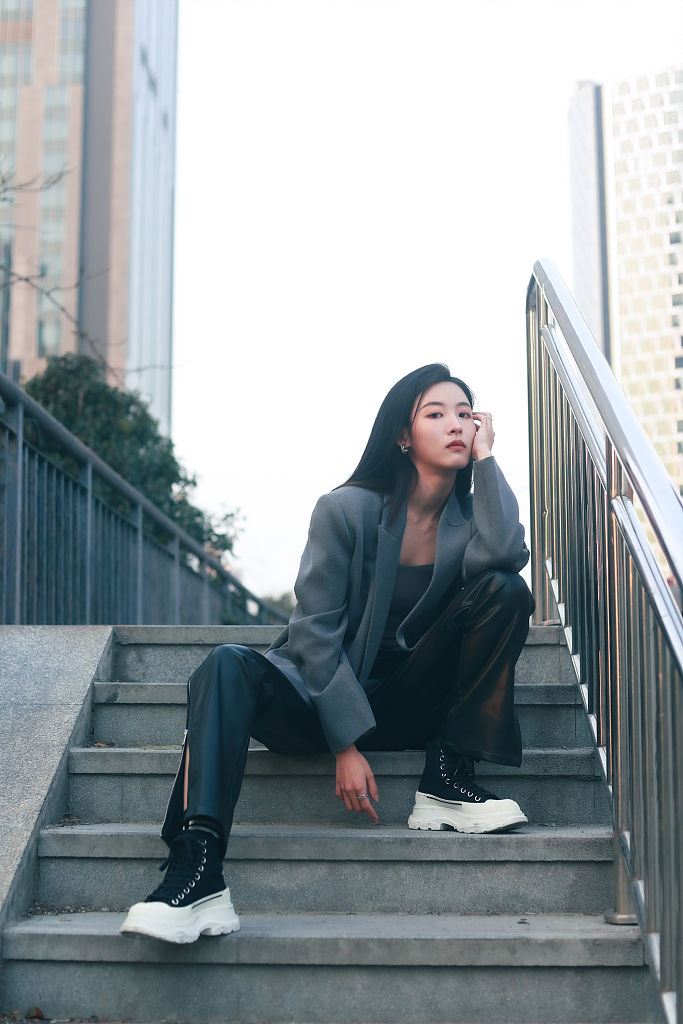 孙芮现身3ce品牌直播 灰色西装干练有型气场全开