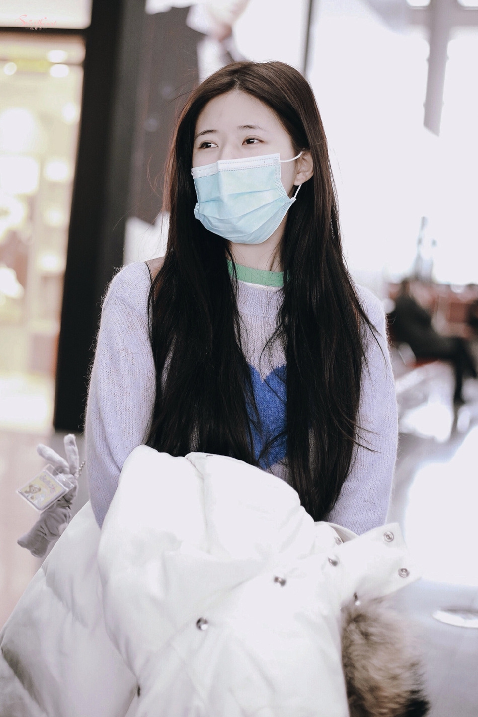 组图:脸太小?赵露思现身机场"大口罩"引热议