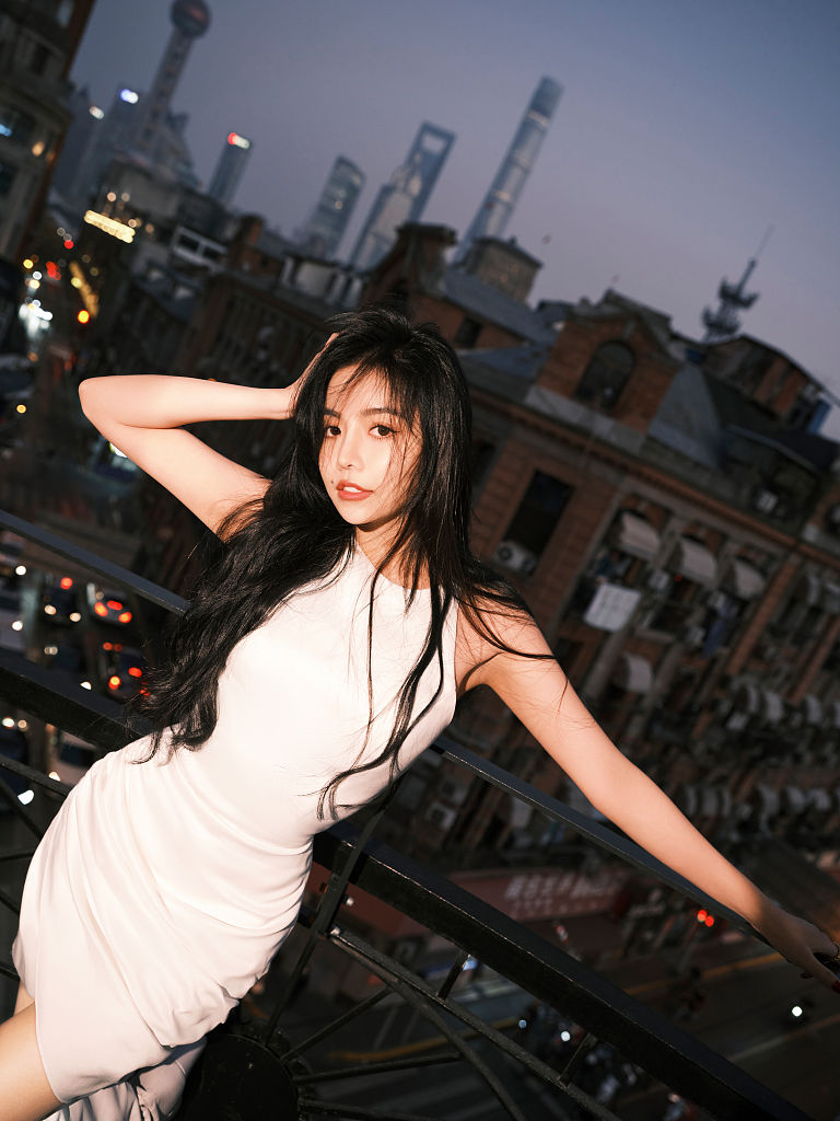 安崎日暮天台写真氛围感拉满 白裙卷发化身星光女神