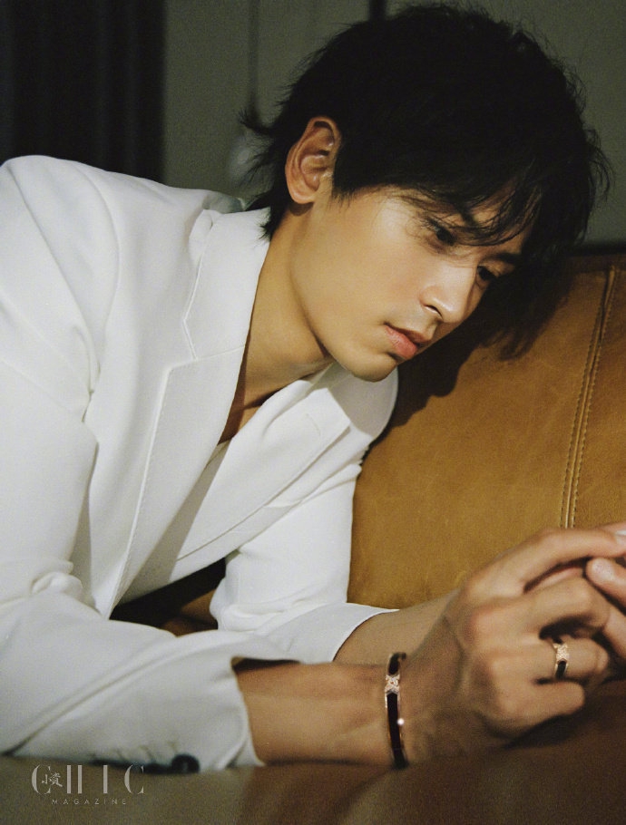 组图:张哲瀚胶片质感日系风大片曝光 穿花衬衫温暖惬意