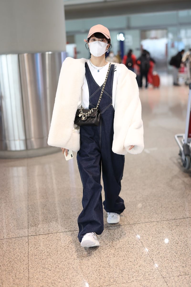 郁可唯街拍:短绒皮草chanel手袋 背带牛仔裤俏皮活泼