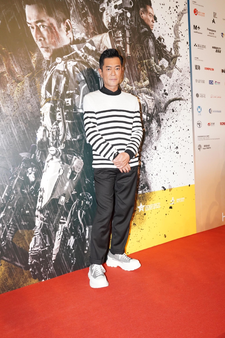 组图:古天乐出席《明日战记》香港首映 穿黑白条纹上衣帅气十足