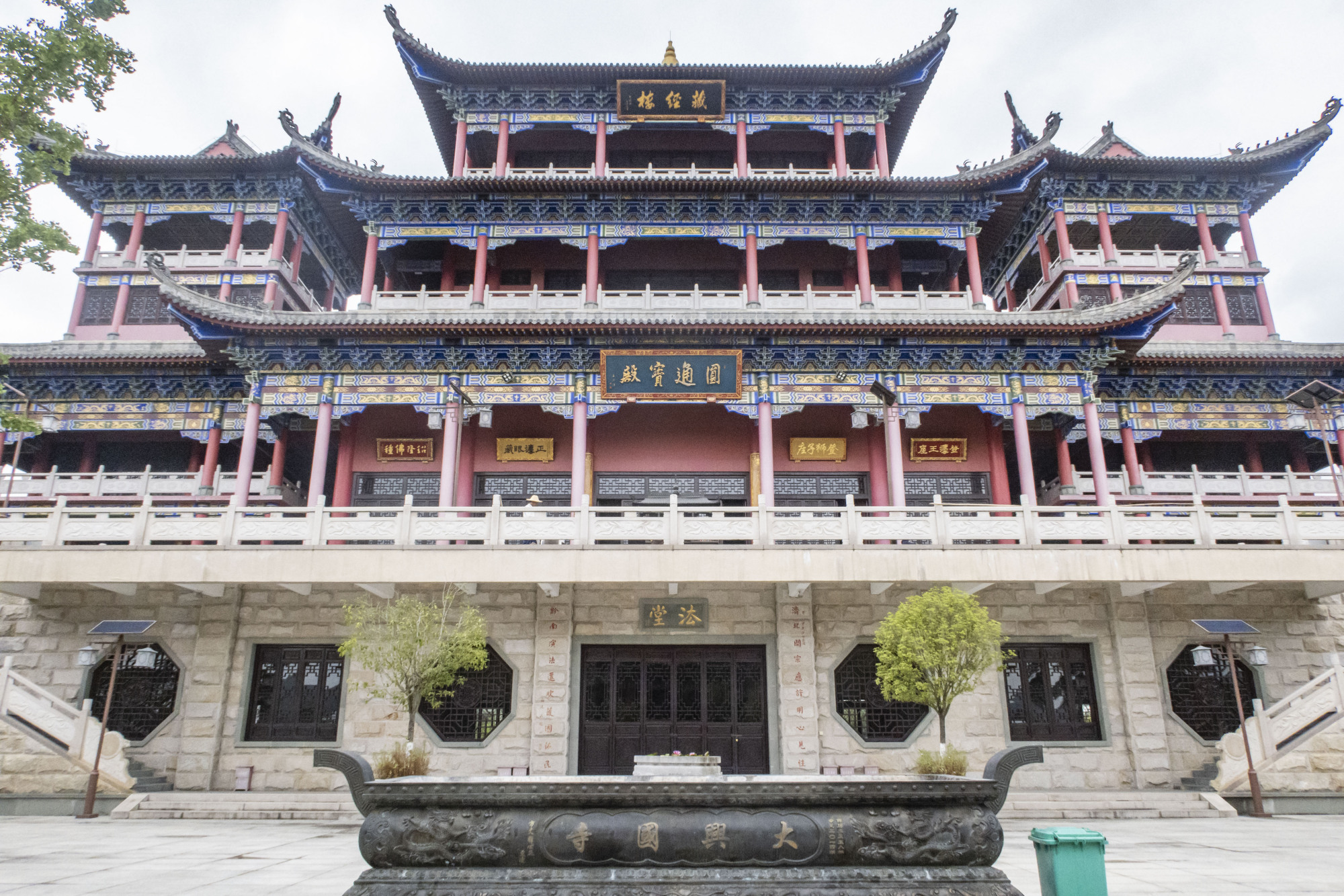 贵阳的大兴国寺,游客少香火旺,旁边就是青岩古镇