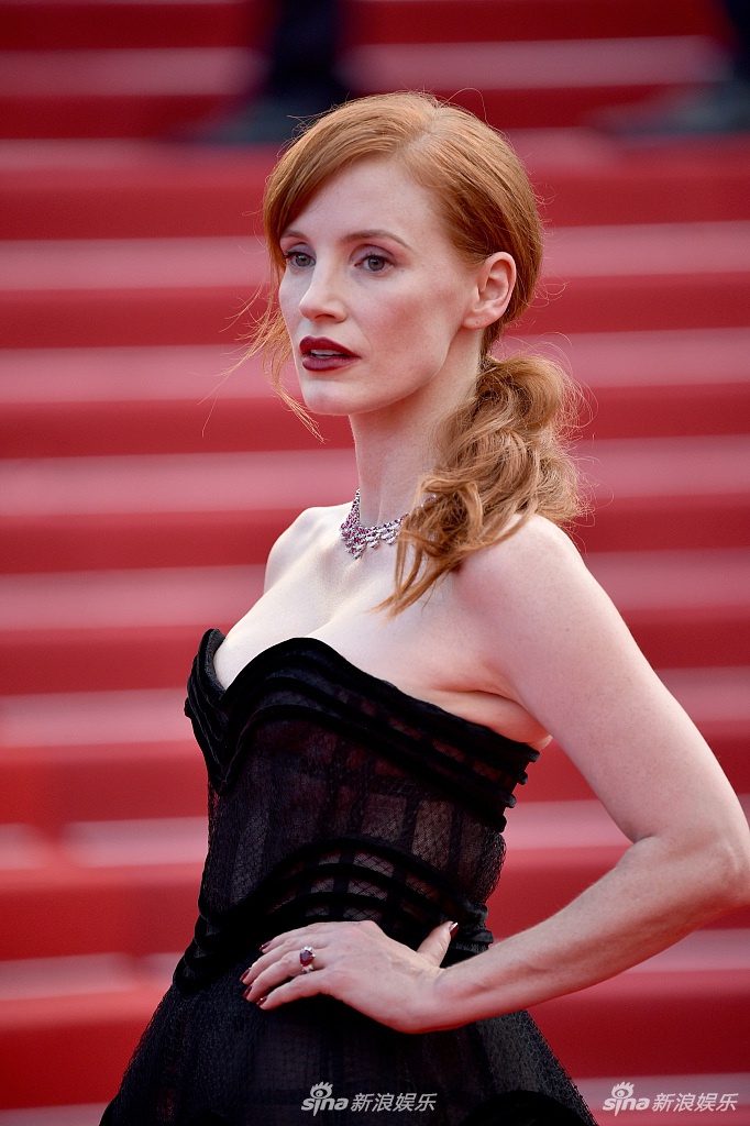 组图:"劳模姐"杰西卡·查斯坦亮相戛纳 黑色抹胸长裙性感高级