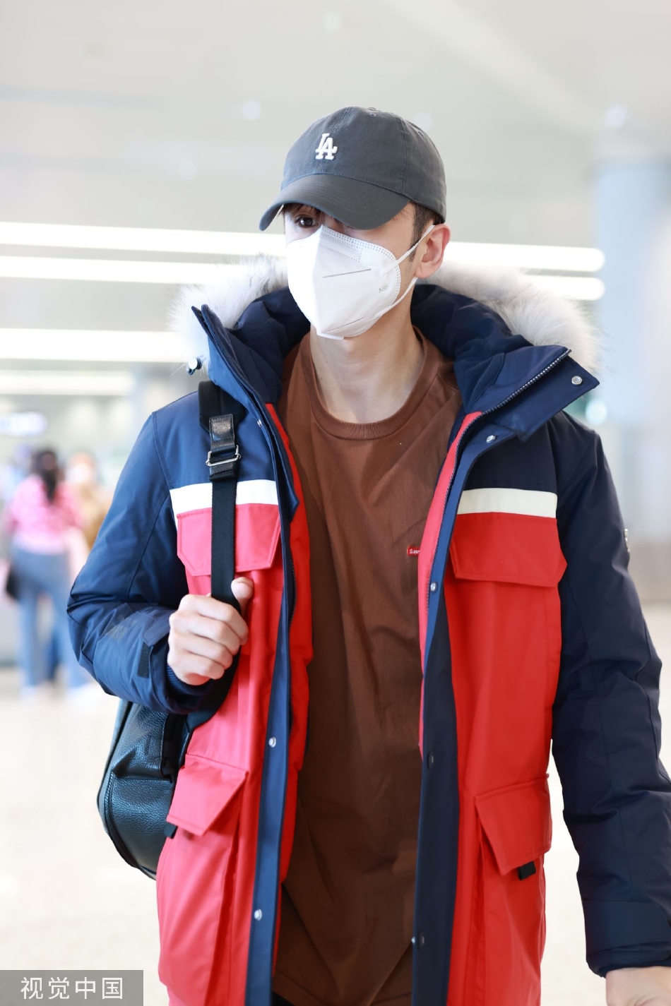 组图:张云龙身穿拼色工装棉服现身机场 大步流星帅气有型