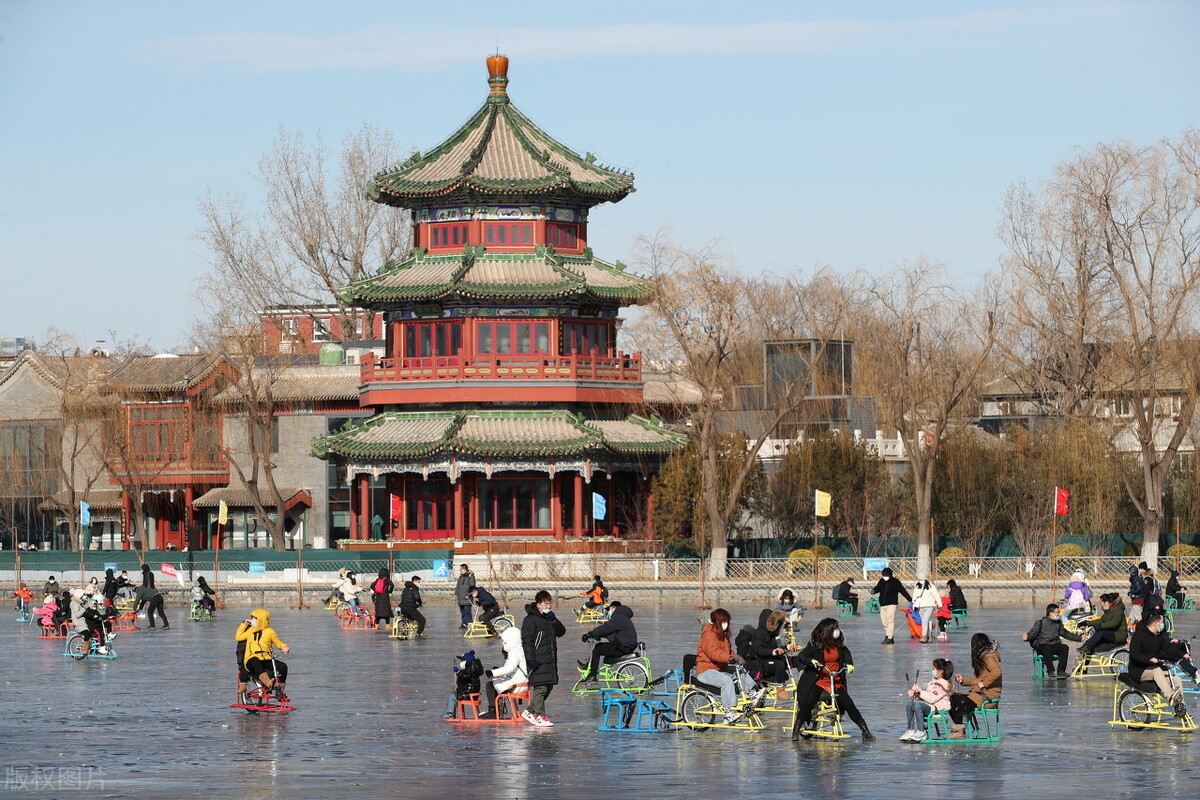 北京什刹海冰场人头攒动,市民纷纷前来打卡体验滑冰乐趣热情高涨