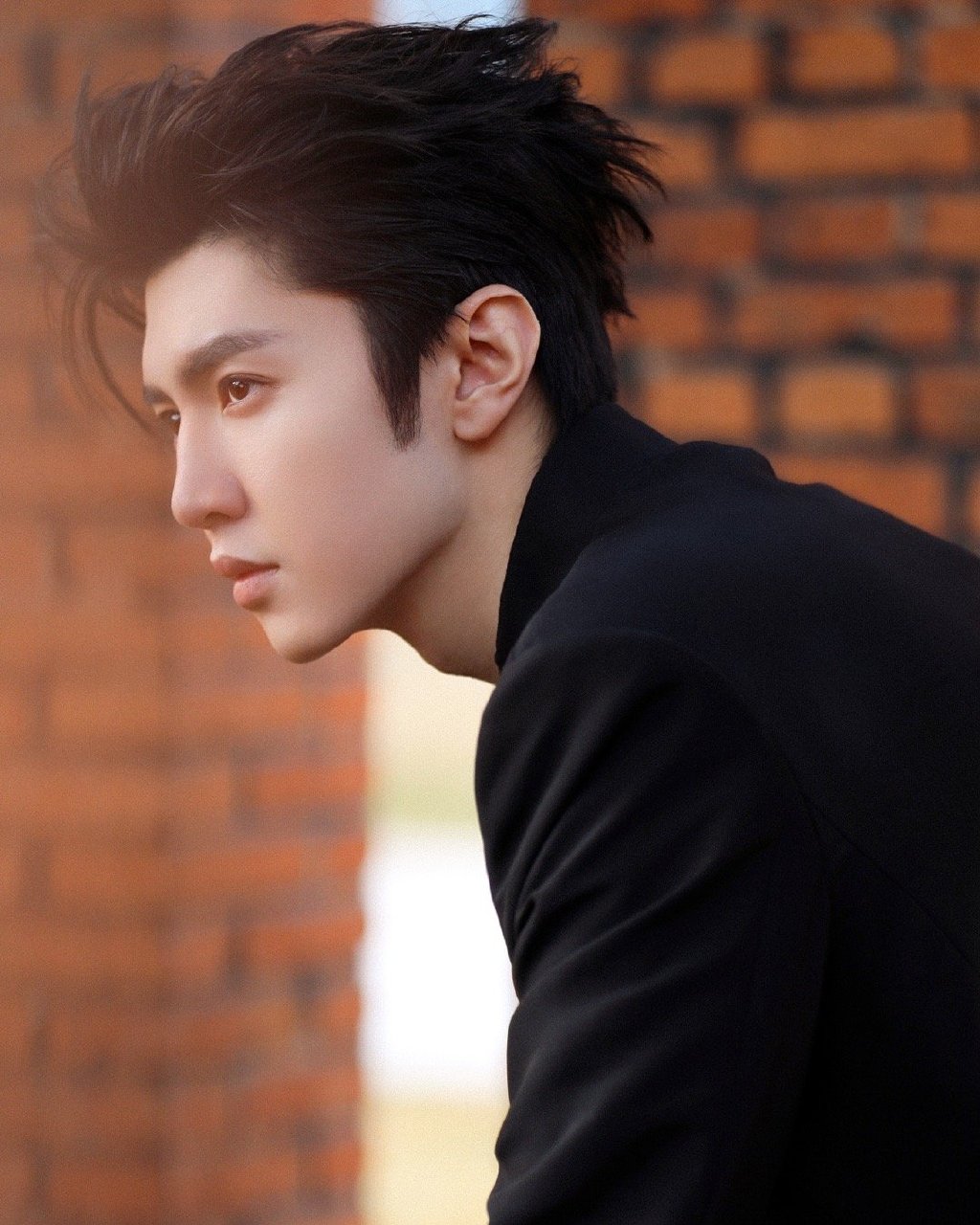 张哲远出席微博之夜造型,黑色别致束腰西装,释放别致的个性风貌