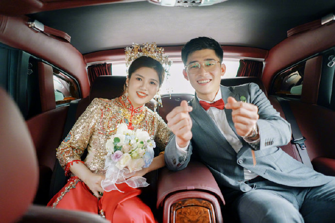 组图:许静韬梅杰婚礼大片曝光 新人互戴婚戒甜蜜浪漫