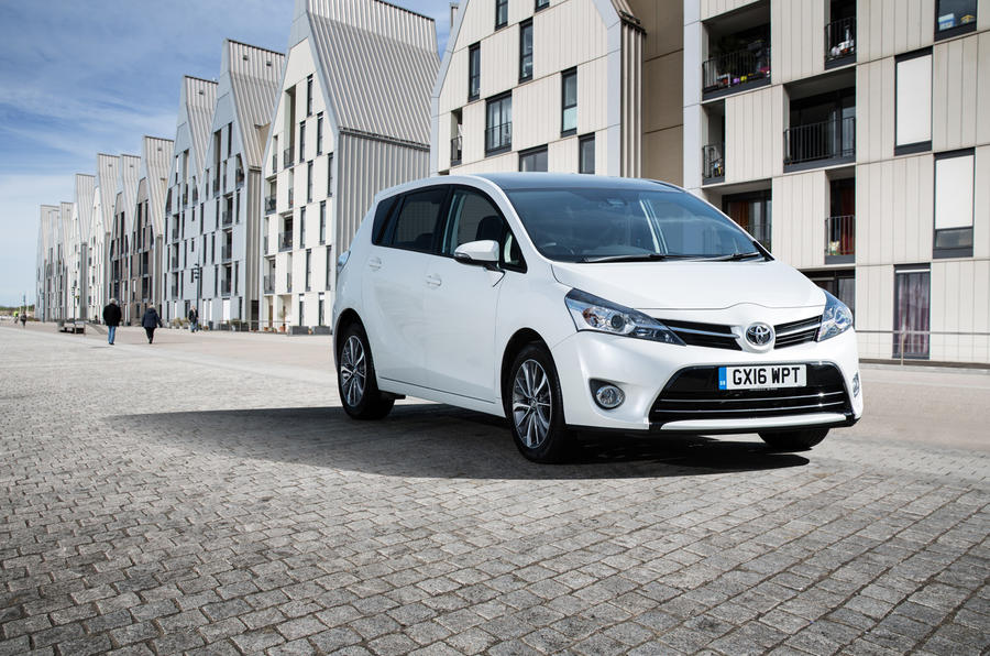 少有人知的丰田"面包车"verso,车长4.9米8座设计,2.0t带四驱