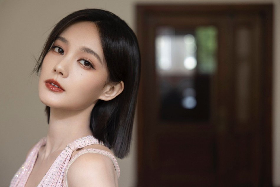 组图:李一桐光脚放飞机座上视频曝光 该行为引发网友争论