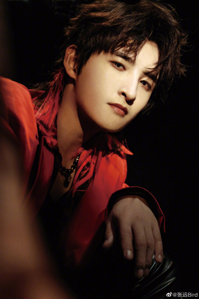 组图:张远红色皮衣造型九宫格写真 狼尾头烟熏妆cos撕漫男